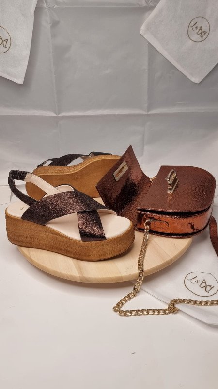 SANDALES COMPENSÉES  À LARGES LANIÈRES