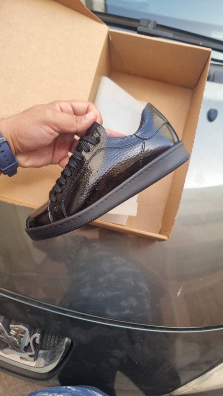 BASKETS BASSES  EN CUIR NOIR VERNI