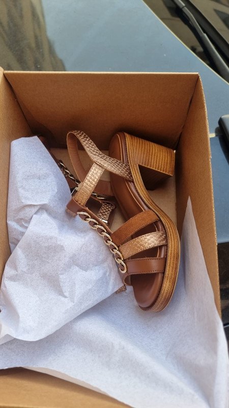 SANDALES À TALONS  MI HAUTS ET BOUCLES